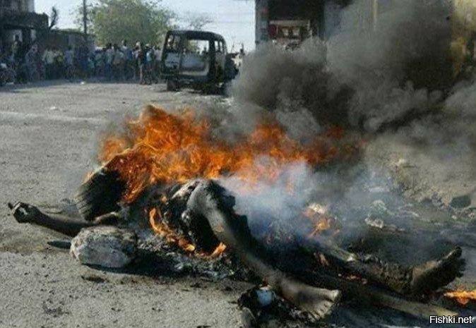 Все правильно. Профессия у него такая. Вот еще несколько его снимков. Как раз эти фото позволили бОльшему количеству людей узнать о проблеме. И думаю обязательно нашлись желающие помочь. Так что писать о том что его фото зло, как-то однобоко. И пойду лучше пофоткаю - это наверно не про него.
А вот его предсмертная записка 
«Я подавлен… Телефон отключен… Денег на ренту нет… Денег на детей нет… Платить по счетам нечем… Деньги!!! Меня преследуют яркие воспоминания об убийствах, и трупах, и злобе, и боли… картины голодающих или раненых детей, психов, у которых пальцы на курках чешутся, многие из них это полицейские, или же палачи… Если мне повезёт, я встречу Кена»