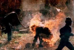 Все правильно. Профессия у него такая. Вот еще несколько его снимков. Как раз эти фото позволили бОльшему количеству людей узнать о проблеме. И думаю обязательно нашлись желающие помочь. Так что писать о том что его фото зло, как-то однобоко. И пойду лучше пофоткаю - это наверно не про него.
А вот его предсмертная записка 
«Я подавлен… Телефон отключен… Денег на ренту нет… Денег на детей нет… Платить по счетам нечем… Деньги!!! Меня преследуют яркие воспоминания об убийствах, и трупах, и злобе, и боли… картины голодающих или раненых детей, психов, у которых пальцы на курках чешутся, многие из них это полицейские, или же палачи… Если мне повезёт, я встречу Кена»