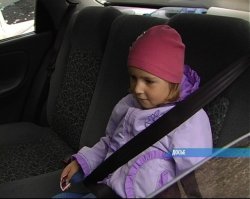 Обратите внимание уже 15 лет задние ремни не из стойки, а из сиденья, и в документации на автомобиль указывается что задние ремни позволяют пристегнуть ребенка не через шею. Но в России нет такого понятия как детские ремни, вот и приходится покупать всяческие приспособы чтоб гаишники не приставали, а на самом деле они не нужны. Ребенок надежно фиксируется штатным ремнем.
Фото для сравнения как было и как стало с переносом верхней точки крепления ремня.