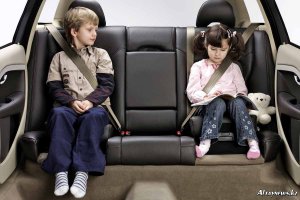 Обратите внимание уже 15 лет задние ремни не из стойки, а из сиденья, и в документации на автомобиль указывается что задние ремни позволяют пристегнуть ребенка не через шею. Но в России нет такого понятия как детские ремни, вот и приходится покупать всяческие приспособы чтоб гаишники не приставали, а на самом деле они не нужны. Ребенок надежно фиксируется штатным ремнем.
Фото для сравнения как было и как стало с переносом верхней точки крепления ремня.