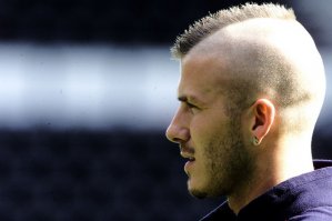 А Бекхэм наверно Пилотку надел и подстриг себя сам.