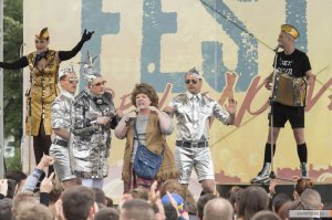 Половина - просто микророли.
А КАМЕО -вот оно. "Шпион", Сердючка и Фифти Сент в роли Сердючки и Фифти Сента.