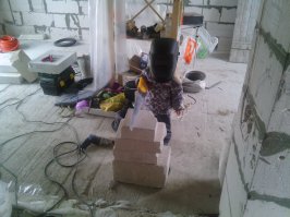 Взял аппарат две маски, друга сварщика день обучения, и сам сварил забор.... А это главный помощник...