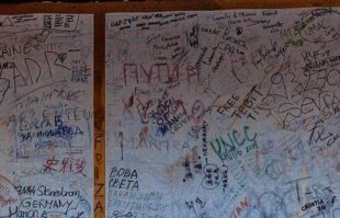 Стена была разрушена значительно ранее. То что, "разрушилось" за последние годы не сопоставимо с теми разрушениями, которые происходили на протяжении многих веков.
Да, туристов много, но подавляющее большинство приходится на отреставрированные участки стены, специально приведенные в "туристический" вид, например участок "Бадалин".
Мне самому довелось побывать в 2012 именно на Бадалине и я вам скажу, это наверное, самое мое яркое впечатление от поездки в Пекин. Впечатление на всю жизнь. Особенно учитывая тот факт, что собственными ножками протопал весь участок, не используя канатные дороги и спуск по железному жёлобу на тележках.

Отдельно хочу добавить фото стены одной из башен на участке  Мутяньюй. Оно как нельзя лучше отображает всю гнилую сущность хохложопых майдаунов. Вы представляете, ехать за тысячи км, приехать на такой исторический объект с многовековой историей, одно из чудес света и взять и написать на стене, даже не "Тут был Вася" или "Сало уронили", а - Путин х...ло