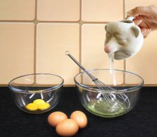 Прибор для отделения желтков от белка