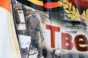 Таких картинок огромнор количество. Автор поста специально выбрал те, на которых изображены американские солдаты - дескать, это все заговор чтобы люди не знали кто на самом деле выйграл войну и думали что это американцы. Так ведь никто из тех, кто не знает про войну, в жизни не отличит этих бойцов от советских!
Это не заговор, это самая элементарная безграмотность. Легко можно найти подобные постеры с фашистами (я лишь пару примеров приведу, длинный список можно найти, например, на ; на календаре - три фото с фашистами и один с американцами). Так американцы хоть союзниками были...