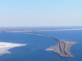 Странно, что здесь нет Эресуннского моста-тоннеля, из Швеции в Данию
Общая длина: 7 845 м
Самый длинный пролет: 490 м
Начало строительства: 1995 г.
Высота: 204 м
Просвет: 57 м
Местоположение: Мальмё, Копенгаген