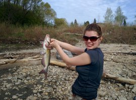 Ну раз тут меряются рыбками- то и я! ага! и я)) Сазан (хрен знает сколько) и жена поймала кетфишку( разновидность сомика) ,ну и итог. То чудо -выпустил... Мимикрирую под местного=) фото-отпустил
Это в Канаде