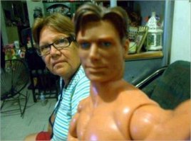 Тут интересно то, что они похожи: лицом (область носа, губ, глаз) и даже прической.