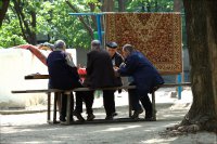 Человек который занимался художественной гимнастикой и который видел как занимаются спортивной - могу задать вопрос людям дотумкавшим поставить эти перекладины во дворах ..... ВЫ МЛЯТЬ ЧЕМ ДУМАЛИ ,КОГДА ИХ СТАВИЛИ ???? 
 Нижняя перекладина=толчёк ,верхняя работа с кульбитами ,под них кладутся маты в ДВА !!!слоя ,что-б гимнаст не разбился .Во дворах под этими перекладинами клался асфальт -- суппперрр тренировка ,для самоубийц . Не удивительно ,что на них сушили или выбивали ковры .