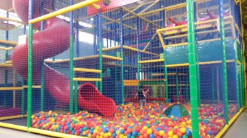 Сижу на фишках,  а сын в шариках ползает.
Какое совпадение ))