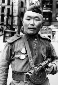 На последней фотографии Матвей и Евсей Вайнрубы - родные братья - оба танкисты , оба Герои Советского Союза !!! Вот они настоящие герои ковавшие победу ... С них пример брать ...