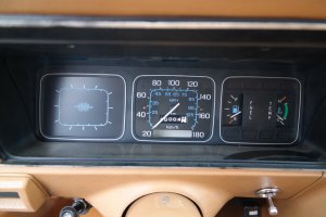 Слева от спидометра что за прибор и как работает?