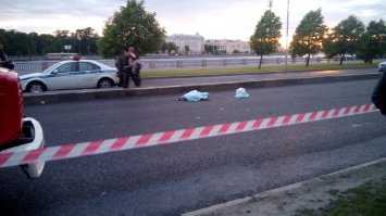 ""Вчера на Выборгском шоссе возле дома 41 произошла совершенно жуткая авария, свидетелем которой стал мой муж. Вечером, в районе 20.40 он ехал за мной в сторону Приморского шоссе. В какой-то момент его стал обгонять автомобиль Рено, совершив обгон и проехав буквально 100-150 метров, в Рено на огромной скорости влетел мотоцикл. За рулем был молодой парень, а сзади девушка пассажирка. Видимо, парень не справился с управлением и вылетел на встречную полосу, перелетев через автомобиль Ниссан и приземлившись под Рено. Удар был такой силы, что девушке оторвало голову прямо в шлеме и эта голова полетела в лобовое стекло моего мужа, так как он находился позади автомобиля Рено. Водитель мотоцикла приземлился под машину и тоже погиб на месте... Слава Богу, я никогда не видела живьем аварий и надеюсь, не увижу. Но то, в каком состоянии приехал мой муж... Ситуация напоминает фильм ужасов, но к сожалению это реальность. Меня всегда пугали мотоциклы, абсолютное чувство незащищенности, их сумасшедшая скорость, ведь шансов остаться в живых при аварии очень мало. Сегодня мой любимы не спал всю ночь, перед его глазами стояла ужасная картина,оторванная голова девушки летящая прямо на него, ее развивающийся длинные волосы из под шлема...он успел увернуться в последние секунды...Будьте осторожны, друзья, берегите свои жизни. Приношу свои соболезнования родственникам и друзьям погибших ребят... Это так страшно...
П.С. У нас в автомобиле нет видеорегистратора. Не знаю, может оно и к лучшему, а может бы это наоборот, помогло разобраться в деталях аварии.""
Отсюда: