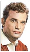 В ноябре 1965 года, погиб на съемках фильма «Директор» замечательный актер Евгений УРБАНСКИЙ. В первую очередь он известен главной ролью в культовой картине 50-х «Коммунист», которая даже получила приз на фестивале в Венеции.
Вот что рассказывал спортсмен Ю.Марков, который в тот роковой момент находился в одной машине с Урбанским: "На съемочную площадку, в сорока километрах от Бухары, мы выехали рано утром... Снимали проезд автоколонны по пескам. Согласно сценарию машина Зворыкина должна промчаться прямо через барханы, обогнать колонну и возглавить ее. Наиболее сложный кадр в этой сцене - прыжок машины с одного из барханов. Опасного в этом не было ничего, но мы все же предложили, чтобы снимался дублер. Женя подошел к кинокамере, посмотрел в глазок и сказал, что получится отличный крупный план, и он его ни за что не уступит. Первый дубль прошел нормально. Но второй режиссер, который вел в этот день съемку, предложил сделать еще один дубль... Машина легко рванулась с места, промчалась по настилу, на миг повисла в воздухе и вдруг накренилась и стукнулась передними колесами о песок. В следующее мгновение меня оглушила тупая боль... Чьи-то руки тащили меня по песку. Когда я открыл глаза, увидел перевернутый "газик", а под ним - Женю..."