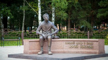 памятник в демидове