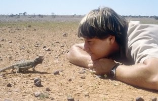 44-летний Стив Ирвин погиб в понедельник на северо-восточном побережье Австралии, где снимал документальный фильм о подводной природе.

«По иронии судьбы во время трагического инцидента Ирвин снимал документальный фильм, который был должен развенчать легенды о скатах»

«Стив получил удар от ската в грудь», - рассказал агентству Reuters очевидец, местный инструктор по дайвингу Стив Эдмондсон. «Вероятно, он скончался из-за остановки сердца, вызванной травмой», - добавил он