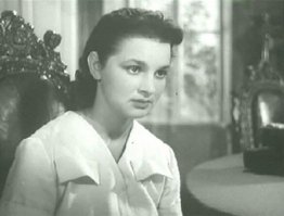 Инна Бурдученко. 1960. Фильм "Так никто не любил"
Первая картина с участием Бурдученко, "Иванна" режиссера Виктора Ивченко, сделала ее знаменитой как в Советском Союзе, где фильм получил Вторую премию на Всесоюзном кинофестивале в Киеве в 1960 году, так и за границей, где антиклерикальная картина (в одной из сцен героиня отрекается от Бога и срывает с себя крест) вызвала резко негативную реакцию – говорили, что римско-католическая церковь во главе со своим тогдашним Папой Иоанном ХХIII прокляла всех, кто имел к ней отношение. Вскоре действительно умерли семь человек, входивших в съемочную группу, среди них была и юная актриса. Инна погибла на съемках фильма с рабочим названием "Так никто не любил", впоследствии переименованным в "Цветок на камне". В одной из сцен актриса, игравшая комсомолку, должна была спасти знамя из горящего дома. Режиссер заставлял Бурдученко забегать в облитый бензином и вспыхнувший как спичка барак снова и снова, и во время третьего дубля здание рухнуло. Инна, у которой в щели в полу застрял каблук, выбежать не успела. В последний момент она, как истинная женщина и актриса, закрыла руками лицо. Из огня Бурдученко вынес знаменитый Кузнечик – актер Сергей Иванов, который, будучи в то время еще никому неведомым статистом, снимался в фильме в массовке. У Инны оказалось обожженным 78 процентов тела (невредимым осталось только лицо), в середине прошлого века это было смертным приговором. Несмотря на то что зрители сдавали для нее кровь и даже кусочки кожи, спасти актрису не удалось. Инну, которой было всего 22 года, похоронили на Байковом кладбище, у нее остался маленький ребенок.