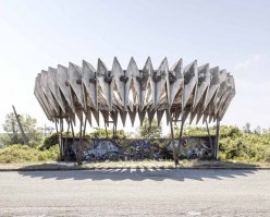 Профессиональный фотограф из Канады Кристофер Хервиг, совершая велопутешествие по странам Европы сделал серию фотографий старых советских автобусных остановок. По его словам советские остановки отличаются удивительным разнообразием и безграничной по своей художественной ценности красоте. Эта автобусная остановка находится в Пицунде, Абхазия, недалеко от Российской границы, на берегу Черного моря.

Original Link: