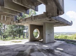 Эта автобусная остановка находится в Пицунде, Абхазия, недалеко от Российской границы, на берегу Черного моря.