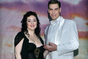 А еще он очень красиво поет,просто талантливый, скромный и очень хороший актер.