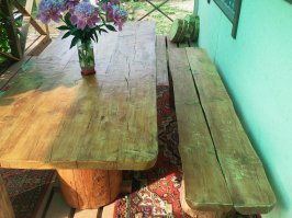 А я себе вот такой стол замутил. Бензопила, шлифовальная машинка и лак. Дня три-четыре работы.