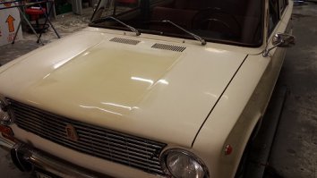 Если выцвела, то её можно полирнуть, у меня 2101 -74, с пробегом 77.500км. Она была матовая и цвета сливок или слоновой кости, а начал полировать стала блестящая и цвета светлый песок (слегка желтоватая). Но эта явно перекрашенная и точно где-то в гаражах