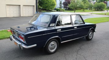 На мой взгляд "трешка" не хуже. Все-таки ее позиционировали как люксовую модель.