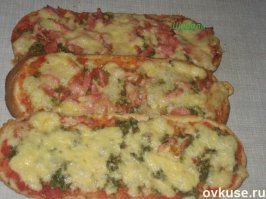 Пицца из хлеба, такая пицца. Начинка может быть самая разнообразна сосиски, колбаса, остатки курицы и мяса из супа, креветки, сардины из консервов, помидоры, маслины, соленный огурцы, грибы и сыр тоже вплоть до копченного колбасного или обычного плавленного. Основа тоже из любого хлеба. Очень подходит уфимский круглый формовой хлеб Уныш.