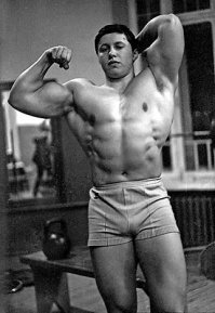 Владимир Иванович Дубинин,1948г.р., является нынешним президентом Российской Федерации Бодибилдинга и Фитнеса, фактически собственноручно сумел дать начало развитию этого вида спорта не только в России, но и на всем постсоветском пространстве. В 60-х Владимир пришел в секцию атлетической гимнастики (в то время в СССР это была единственная альтернатива современному бодибилдингу).
В 1968 году Владимир Дубинин едет на свои первые соревнования по атлетической гимнастике в Таллинн. Его соревновательный вес был около 100 кг, причем впервые он пришел в секцию, веся 70 кг.
В начале 70-х он одержал победу на всесоюзном турнире в Каунасе. Вернувшись в Ленинград, он возглавил секцию атлетической гимнастики в родном спортивном клубе «Факел» и стал готовить будущих чемпионов СССР, занимаясь бок о бок с ними. В 1975-м году в СССР ужесточилась борьба с «западными буржуазными» видами спорта и бодибилдинг попал под их число. Секцию Дубинина закрыли. Однако, человек столь одержимый своей целью не мог сидеть на месте и решил этот вопрос с властями города, пойдя на небольшую хитрость. Ему позволили открыть спортклуб, где он готовил ребят на сдачу норматива «ГТО» (Готов к Труду и Обороне) в одном из подвалов Ленинграда. Он назвал свой клуб – «Эллада» и он существует до сих пор. Дубинин уже тогда был известен многим и записавшиеся в его секцию считали себя счастливцами и гордо назывались «дубининскими качками». Одним из воспитанников Владимира Ивановича и членом клуба Эллада стал будущий чемпион мира по бодибилдингу Александр Вишневский.