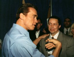 Владимир Иванович Дубинин,1948г.р., является нынешним президентом Российской Федерации Бодибилдинга и Фитнеса, фактически собственноручно сумел дать начало развитию этого вида спорта не только в России, но и на всем постсоветском пространстве. В 60-х Владимир пришел в секцию атлетической гимнастики (в то время в СССР это была единственная альтернатива современному бодибилдингу).
В 1968 году Владимир Дубинин едет на свои первые соревнования по атлетической гимнастике в Таллинн. Его соревновательный вес был около 100 кг, причем впервые он пришел в секцию, веся 70 кг.
В начале 70-х он одержал победу на всесоюзном турнире в Каунасе. Вернувшись в Ленинград, он возглавил секцию атлетической гимнастики в родном спортивном клубе «Факел» и стал готовить будущих чемпионов СССР, занимаясь бок о бок с ними. В 1975-м году в СССР ужесточилась борьба с «западными буржуазными» видами спорта и бодибилдинг попал под их число. Секцию Дубинина закрыли. Однако, человек столь одержимый своей целью не мог сидеть на месте и решил этот вопрос с властями города, пойдя на небольшую хитрость. Ему позволили открыть спортклуб, где он готовил ребят на сдачу норматива «ГТО» (Готов к Труду и Обороне) в одном из подвалов Ленинграда. Он назвал свой клуб – «Эллада» и он существует до сих пор. Дубинин уже тогда был известен многим и записавшиеся в его секцию считали себя счастливцами и гордо назывались «дубининскими качками». Одним из воспитанников Владимира Ивановича и членом клуба Эллада стал будущий чемпион мира по бодибилдингу Александр Вишневский.