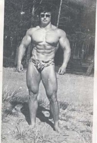 Владимир Иванович Дубинин,1948г.р., является нынешним президентом Российской Федерации Бодибилдинга и Фитнеса, фактически собственноручно сумел дать начало развитию этого вида спорта не только в России, но и на всем постсоветском пространстве. В 60-х Владимир пришел в секцию атлетической гимнастики (в то время в СССР это была единственная альтернатива современному бодибилдингу).
В 1968 году Владимир Дубинин едет на свои первые соревнования по атлетической гимнастике в Таллинн. Его соревновательный вес был около 100 кг, причем впервые он пришел в секцию, веся 70 кг.
В начале 70-х он одержал победу на всесоюзном турнире в Каунасе. Вернувшись в Ленинград, он возглавил секцию атлетической гимнастики в родном спортивном клубе «Факел» и стал готовить будущих чемпионов СССР, занимаясь бок о бок с ними. В 1975-м году в СССР ужесточилась борьба с «западными буржуазными» видами спорта и бодибилдинг попал под их число. Секцию Дубинина закрыли. Однако, человек столь одержимый своей целью не мог сидеть на месте и решил этот вопрос с властями города, пойдя на небольшую хитрость. Ему позволили открыть спортклуб, где он готовил ребят на сдачу норматива «ГТО» (Готов к Труду и Обороне) в одном из подвалов Ленинграда. Он назвал свой клуб – «Эллада» и он существует до сих пор. Дубинин уже тогда был известен многим и записавшиеся в его секцию считали себя счастливцами и гордо назывались «дубининскими качками». Одним из воспитанников Владимира Ивановича и членом клуба Эллада стал будущий чемпион мира по бодибилдингу Александр Вишневский.