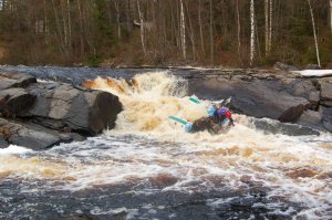Я и мой друг Андрюха за мгновение до удара.
Май 2014. Река Уксун.