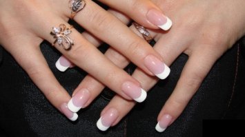 Только классический френч* или вишнёвый лак, остальное перегиб и чаще ужас.