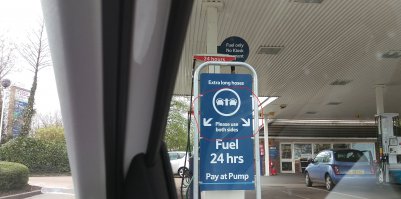 Хех, на заправке где я заправляюсь, наоборот, напоминают что у них длинные шланги, и просят использовать обе стороны. Что-бы очередь не задерживать