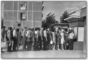 В году так 1986 очередь за квасом.40 копеек за трехлитровый бидон налитый под завязку.