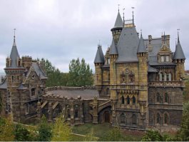 Тольятти, Самарская область, Замок Гарибальди (дом тамошнего колбасного короля "Фабрика качества")