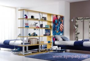 Автор, со всем уважением, но студия 7х4!!!!!Планирование, я бы начал от ванной комнаты, душевая или ванная - это по личным предпочтениям. Я не пользуюсь ванной, только душем, но вас то двое, у каждого свои привычки. Представь, вас двое и куча перегородок. В течении полугода, если не раньше, вас окружающее пространство просто задавит своей минимальной площадью. Ниже в комментах уже советовали шкаф-кровать, по моему очень правильный совет. От себя бы добавил - минимум перегородок. Организм устроен так, что комфортнее себя ощущает в пространстве. Это же дом, а не маленькое семейное уютное кафе, где прикольно провели пару часов и ушли. Да маленькая квартира, да первый этаж, но ты имеешь то, что есть, не загоняй себя в маленкие рамки перегородок. Тут же на фишках есть не мало статей какие варианты перегородок возможны в маленьких квартирах: Сдвижные, в виде занавесей и т.д. На фото оригинальный вариант разделения, при оставлении общего пространства. Вариантов, как и фоток можно найти много. но - меньше перегородок!