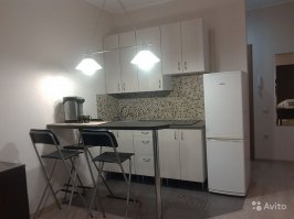 Мы такую сейчас продаем.
Кухня не отгорожена, отделена стойкой барной, все по минимуму, даже холодильник узкий. В санузле душевая кабинка, большое зеркало (визуально все увеличивает). В нише (вход отделен) стиралка, выше нее - полки, по типу встроенного шкафа. Сплит нужно ставить прямо над спальным местом.
Еще на балконе у нас в нише есть место под варочную панель с 2 конфорками, пользовались, как летней кухней, прикольно.
 
Жить вдвоем или одному можно вполне комфортно, стоимость небольшая.