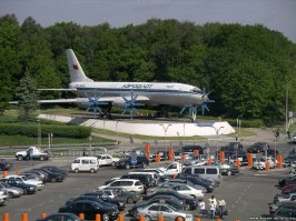 А вот памятнику в Домодедово не повезло - стоянка для маршруток нужнее оказалась...