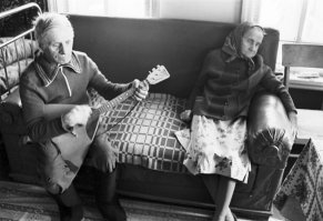 Вам обоим к лицу седина
И морщинки лучами косыми -
И я ваши возьму имена,
Чтоб назвать ими дочку и сына.