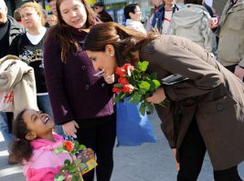 Значит нигеры из африки рвутся в гейропу за материнством! ну, судя по этой фотографии