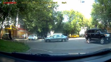 Разбил на кадры. боковой удар в таз ему достался не слабый