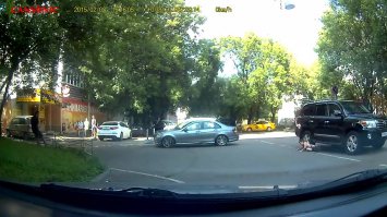 Разбил на кадры. боковой удар в таз ему достался не слабый