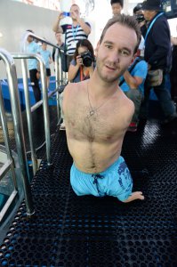 У чувака вообще ни рук, ни ног, а такой молодец.