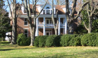 Усадьба, построенная на рубеже 18 и 19 веков.Теннесси.
5 марта 1863 года дом оказался в самом центре сражения Американской Гражданской войны, известного как сражение у Томпсон Стэйшн. Пальба вокруг дома шла такая, что пули и картечь рвали здоровенных мужиков на куски. Дом, построенный специально, что бы выдержать нападение индейцев, укрыл в себе всех жителей округи. Строили на совесть - после сражения ему потребовалось только вставить стёкла и произвести незначительный косметический ремонт (а по виду не скажешь). Стоит до сих пор, сейчас там музей.