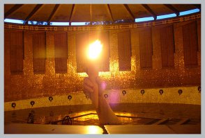 В пантеоне на стенах мозаика. Если будете внимательны, то найдете там несколько звездочек (вроде 3, но могу ошибаться - всё-ж почти 30 лет прошло как мне их показывали). Они не выделяются цветом - только расположением мозаичных элементов. Эти "пасхальные яйца" были сделаны работниками в честь погибших людей на строительстве. Насколько помню эти люди сорвались с высоты.
Я приходил сюда пару раз глухой ночью - часа в 2-3 утра. Величественно. Почти как на фотографии, только в просветах ночь. И играла какая-то тихая-тихая, печальная музыка.