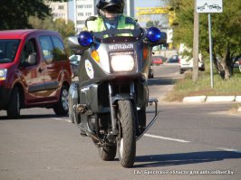 Может фото сделано и в Беларуси, но на нем не служитель закона. У нас полиции нет, у нас мiлiцыя.