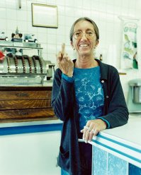 Я НЕ хочу знать, что эта тетка заворачивает в свой буррито