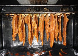 Товарищи, рецепт опробовал на газовой духовке, без конвекции.
Самая маленькая подача газа и открытие духовки на 2-3 см, как при гриле.
В итоге в зависимости от толщины кусочков, готовность 4-5 часов.
С пивом самое то. Правда я соус готовый брал, что бы побыстрее испробовать ))